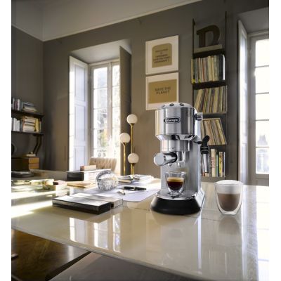 5. DeLonghi Dedica Style EC 685.M Siebträger-Kaffeemaschine (1350W; silberfarben)