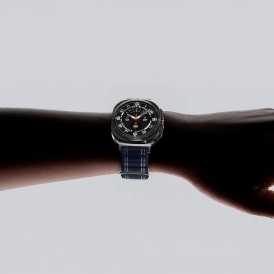 13. Spigen WBF0 Armband für Samsung Galaxy Watch Ultra 47 mm – Marineblau