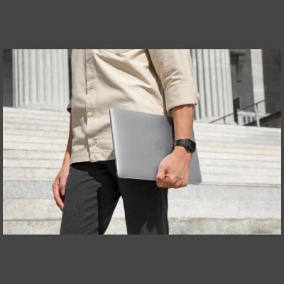 8. Uniq Vero Hülle für MacBook Pro 14" M1-M4 (2021-2024) - Transparent
