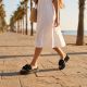 7. Schwarze Damen-Plateau-Flip-Flops mit Blumenmuster von D&A by S.Barski, Modell MR61-9015