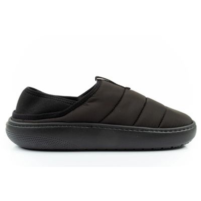4. Crocs Herren-Hausschuhe Classic Puff Moc Hausschuhe schwarz isoliert