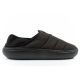 4. Crocs Herren-Hausschuhe Classic Puff Moc Hausschuhe schwarz isoliert