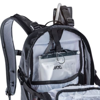 7. EVOC FR Enduro Blackline Rucksack, schwarzes Nylon
