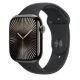 Apple Watch Series 10 GPS + Cellular 46 mm Gehäuse aus schiefergrauem Titan mit schwarzem Sportarmband M/L