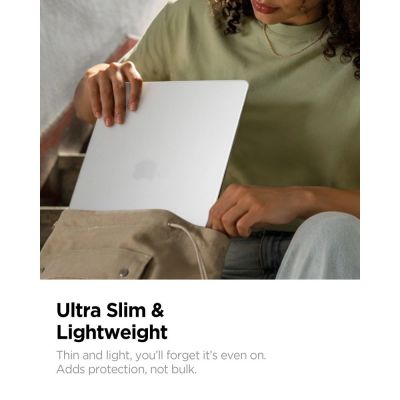 7. Spigen AirSkin Hülle für MacBook Air 13" 2023/2024/2025/2026 - Transparent