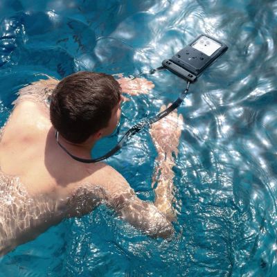 8. Spigen A611P 2er-Pack wasserdichte Hülle - Mattschwarz