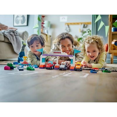 8. LEGO DUPLO TOWN 10445 Formel-1-Autos und Fahrer