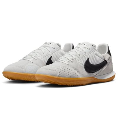4. Nike Streetgato IC HV5759-100 Schuhe