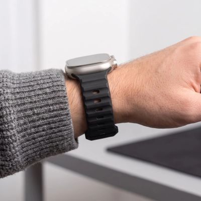 7. Tech-Protect Silikonarmband für Apple Watch 44 / 45 / 46 / 49 mm – Schwarz