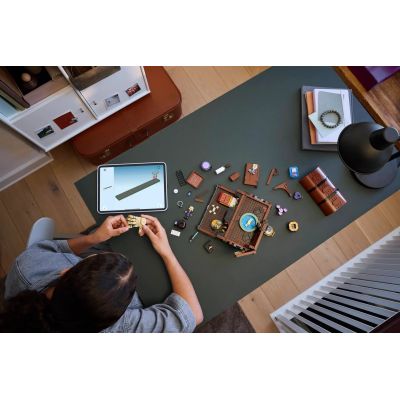 8. LEGO 76785 Mittwoch – Hands Wohnung