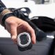 9. UAG Monarch – Schutzhülle für AirPods Pro 3 (oliv/silber)