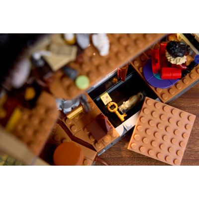 16. LEGO Icons 11383