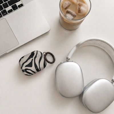 7. Tech-Protect Lamano Hülle für AirPods 4/5 – Schwarz und Beige