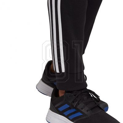 4. adidas Essentials Fleece M GK8821 Hose