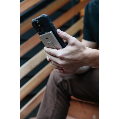 10. UAG Ultra Slim 5K Powerbank - 5000 mAh Powerbank mit Ständer, 10W kabelloses Laden, MagSafe kompatibel, Kabel im Lieferumfang enthalten (Titan)