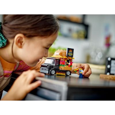 7. LEGO City 60404 Burgerwagen