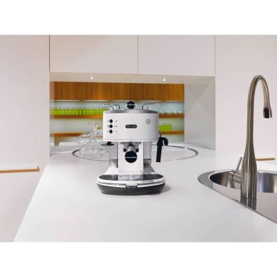 5. DeLonghi ECO 311.W Espressomaschine (1100W; weiß)
