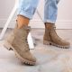4. Wildlederstiefeletten mit Blockabsatz und Plateau, isoliert, M.Daszyński W SAN22, beige