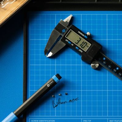 3. iFixit Blauer digitaler Messschieber mit LCD-Bildschirm