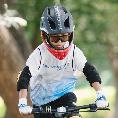 5. Rockbros TT-32006 Shark Kinderfahrradhelm mit abnehmbarem Kinnschutz, Größe S (48-52) – Schwarz