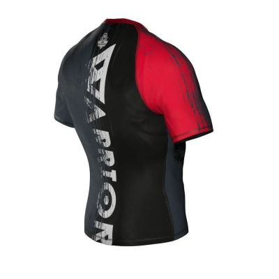6. Der Kompressions-Rashguard „Wolf“ besteht aus DBX MORE DRY XL-Material.