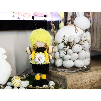 2. 30 cm große Drohne als Frühlingsdekoration