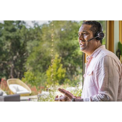 25. POLY Voyager 4310 USB-C Headset + BT700 Adapter + Ladestation