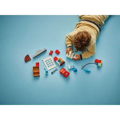 7. LEGO DUPLO 10456 MCQUEENS BESUCH IN DOCS GARAGE