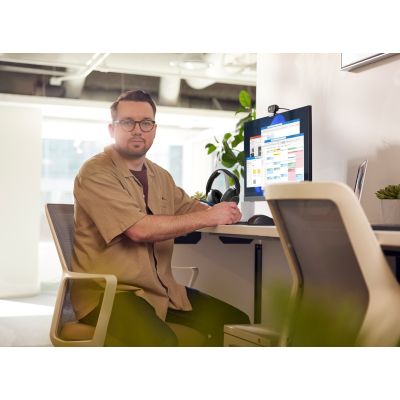 10. POLY Voyager Surround 85 UC USB-C Headset + USB-C/A Adapter + Ladestation