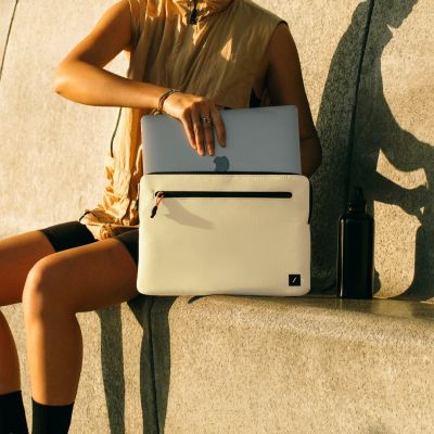 3. Native Union Ultralight Sleeve - Schutzhülle für Macbook 16" (Sandstein)