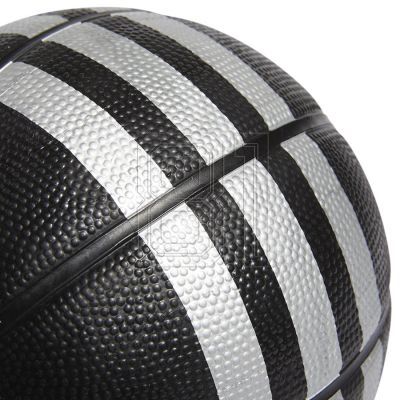 8. adidas 3-Streifen Gummi Mini-Basketball HM4972