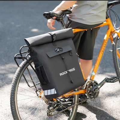 8. Rockbros Fahrradtasche mit Rucksackfunktion, wasserdicht, mit Helmbefestigung 18l - Schwarz