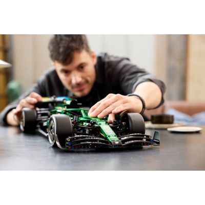 14. LEGO Technic 42240 - Aston Martin Aramco AMR25 Formel-1-Rennwagen