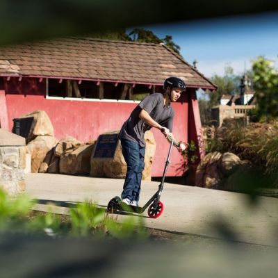 4. Razor A5 Lux Scooter 13073067 (Schwarz)