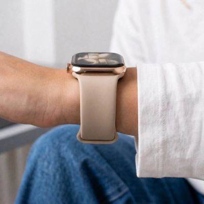 7. Tech-Protect Silikonarmband für Apple Watch 44 / 45 / 46 / 49 mm – Beige