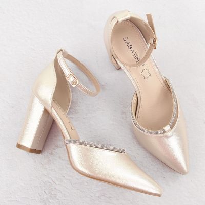 32. Beige, geschlossene Sandalen mit Lochmuster von Sabatina für Damen