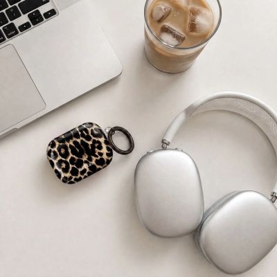 8. Tech-Protect Lamano Hülle für AirPods Pro 3 – schwarz und braun