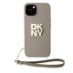 2. DKNY Wrist Strap Stock Logo Hülle für iPhone 15 Plus – Beige