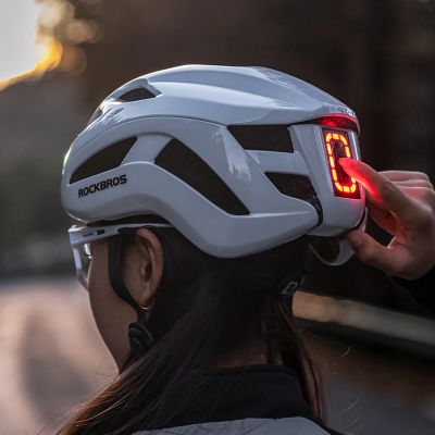 7. Rockbros ZK-077 Fahrradhelm mit integrierter multidirektionaler Beleuchtung, Größe 57–61 cm – Weiß