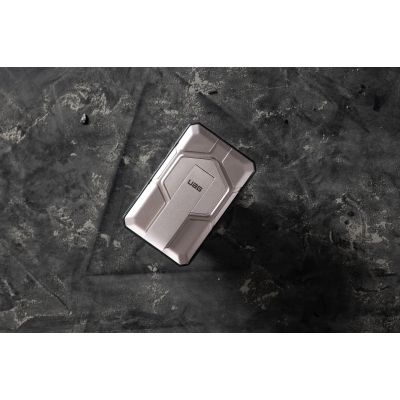 7. Powerbank UAG Rugged 10K – 10000 mAh mit Standfuß, kabelloses Laden mit 10 W, MagSafe-kompatibel, Kabel im Lieferumfang (black/titanium)