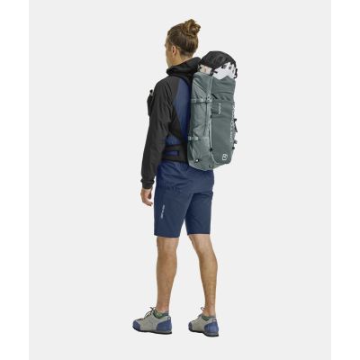 5. Ortovox Traverse 30 Rucksack - blackraven