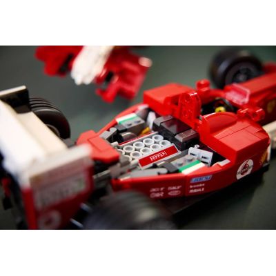 30. LEGO Icons 11375 – Ferrari F2004 und Michael Schumacher