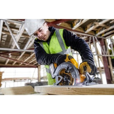 5. DeWALT DCS578NT-XJ Tragbare Kreissäge