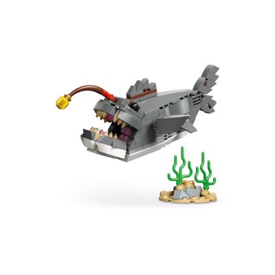 4. LEGO CREATOR 3-IN-1 31381 Bedrohlicher Hai und Schatztruhe