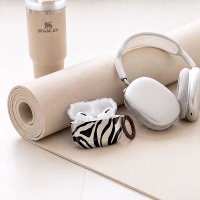 7. Tech-Protect Lamano Hülle für AirPods Pro 3 – schwarz und beige