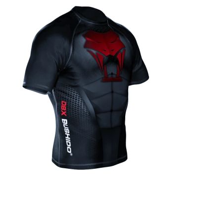 21. Das Kompressions-Rashguard-Shirt „Snake“ besteht aus DBX MORE DRY M-Material.