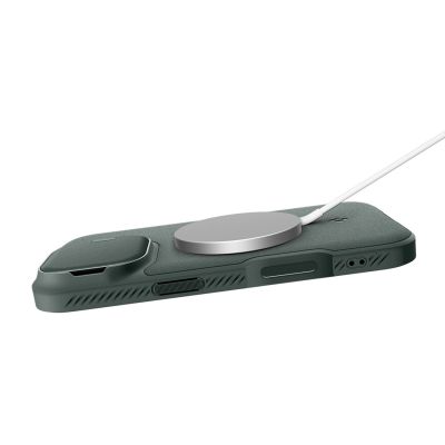 12. Spigen Optik Armor MagSafe iPhone 17 Hülle - Grün