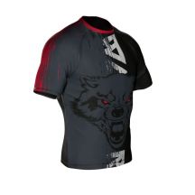 Der Kompressions-Rashguard „Wolf“ besteht aus DBX MORE DRY XL-Material.