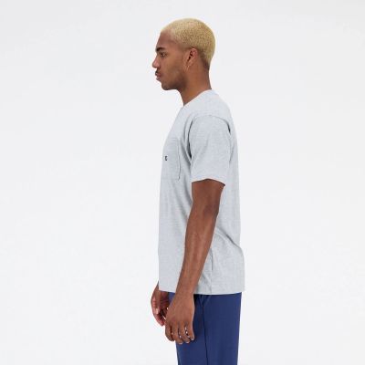 2. New Balance T-Shirt Essentials Reimagined Cott M MT31542AG