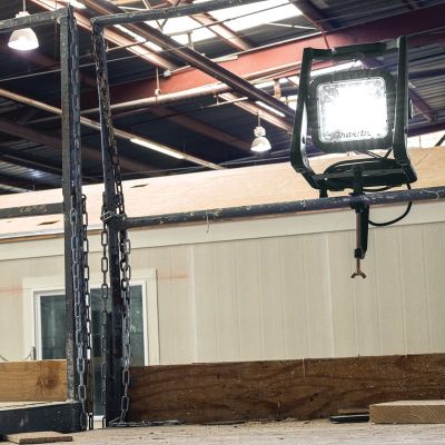 5. Bauleuchte 14,4/18 V/230 V LED DML805 MAKITA